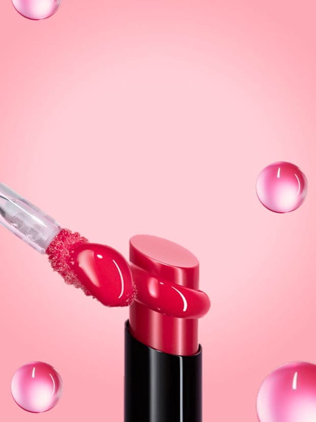 Bâton de rouge à lèvre Jelly Lips et Bâton de gloss Jelly Lips sur fond rose